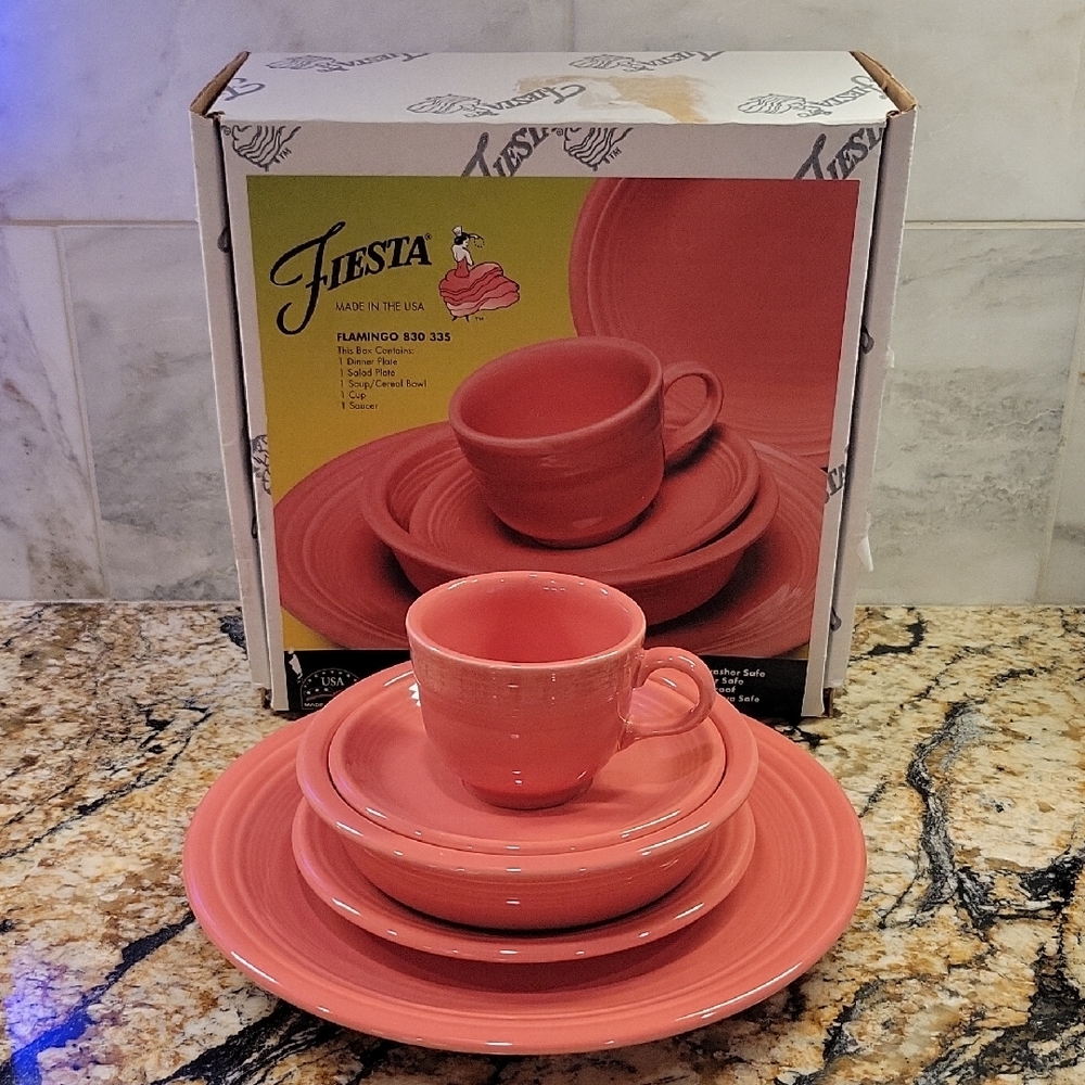 NIB Classic Rim 5-Piece Place Setting, Flamimgo
